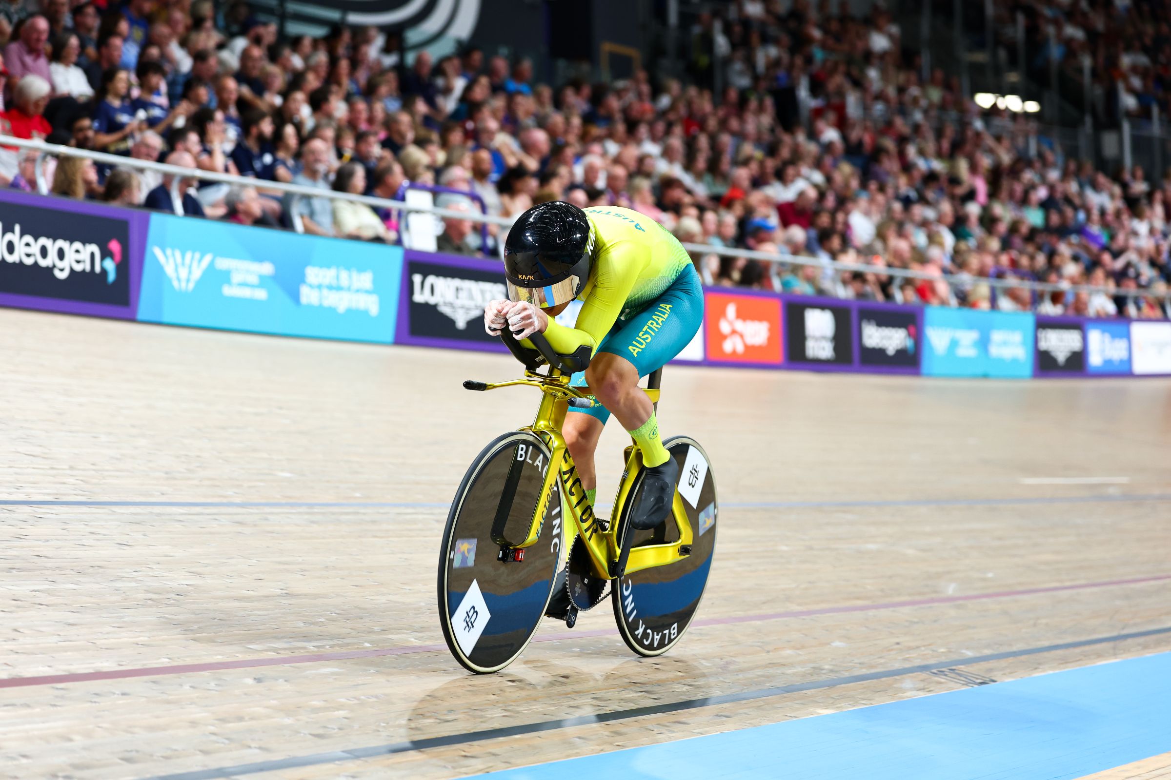 Oliver Bleddyn racing the final of the men's individual pursuit at the Glasgow 2026 Commonwealth Games.
